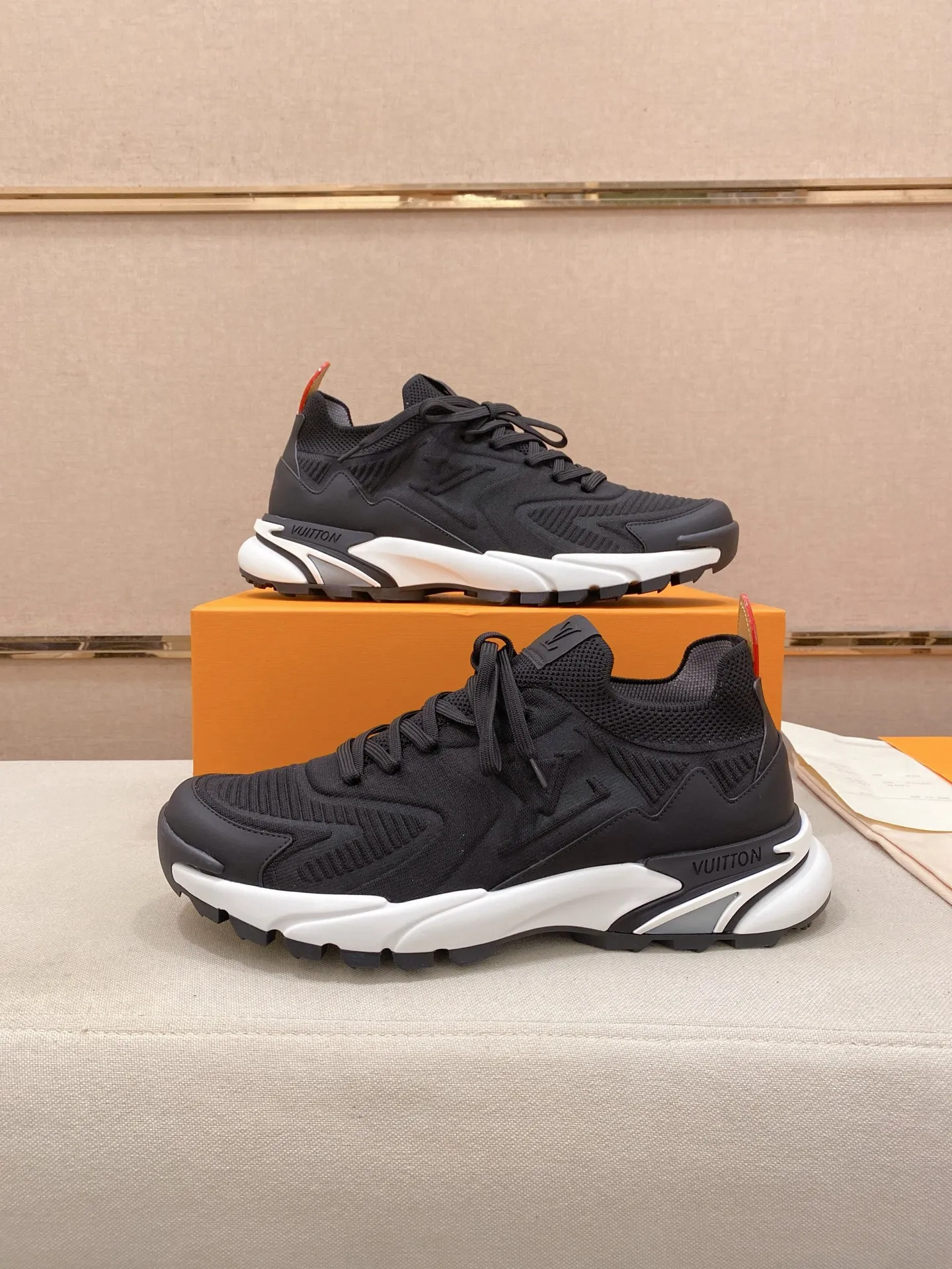 Men's Men's Shoes💰: 620💰The high version of the LV Runner Tatic sneakers are made of a whole piece of technical knitting to create an easy-to-take-on design, and are trimmed with cow leather to outline the upper. The LV logo on the side creates a dynamic feel among the textures, and the leather back strap is shaped like the handle fasteners in the Louis Vuitton leather goods collection. Mixed materials Laces Louis Vuitton accents Rubber outsole with Vuitton logo Size 39-44 Customizable 38.45.46